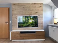 TV Wand mit Smart-TV und Soundbar